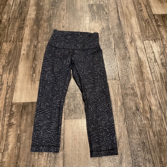 EUC, Lululemon Bundle, Swiftly Tech (4), Studio Black (6), Wunder Under Crop (6) - Picture 12 of 16